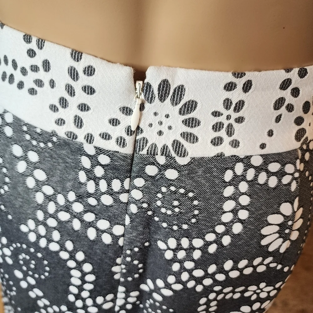 Banana Republic grey floral pencil skirt. Women's‎ size 6
